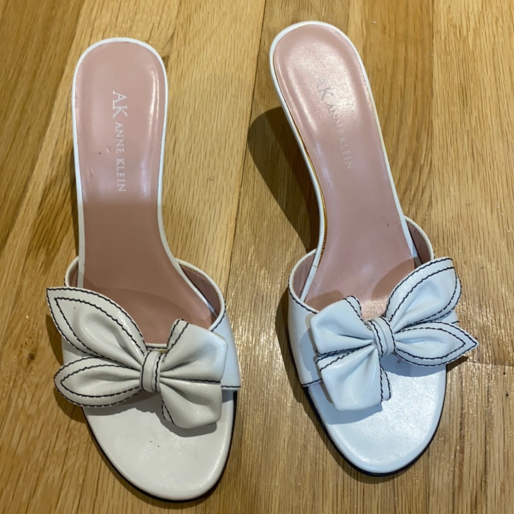 Anne Klein mini heels!